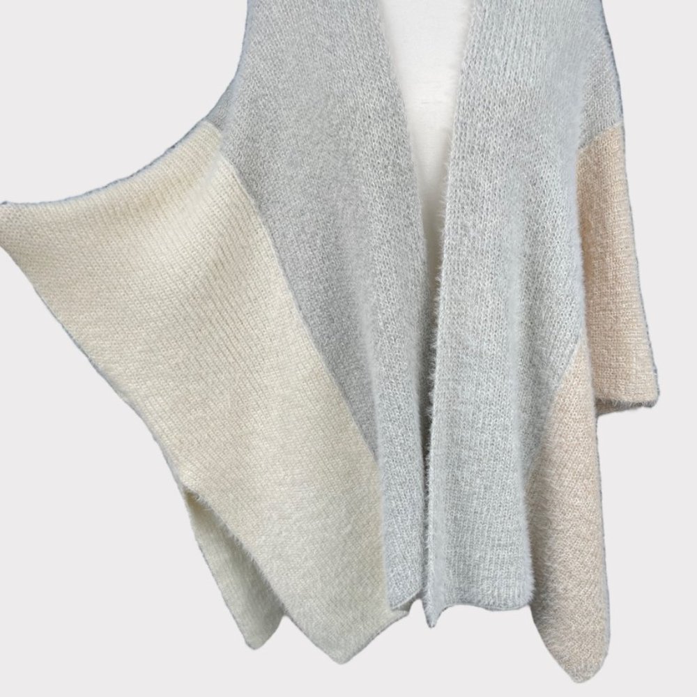 Anthropologie Gray and Cream Poncho - Picture 3 of 13